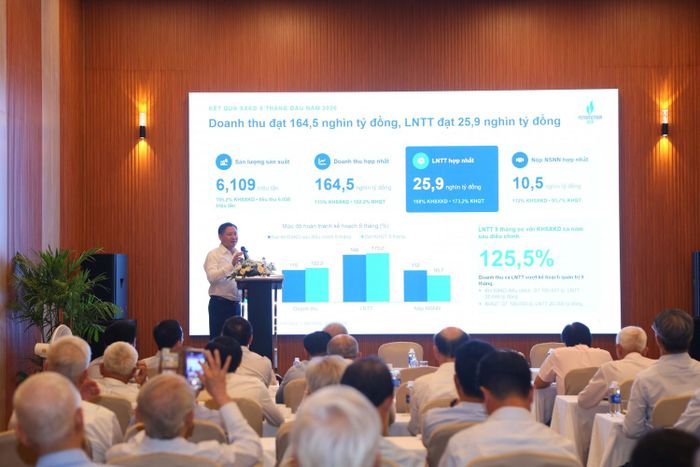 Chủ tịch HĐQT BSR Bùi Ngọc Dương trình bày tham luận