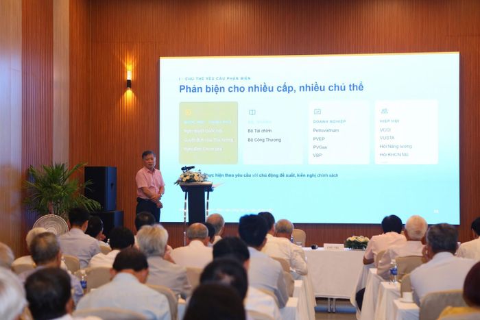 TS. Phan Ngọc Trung, nguyên Thành viên HĐTV PETROVIETNAM, Trưởng Ban Tư vấn - Phản biện Hội DKVN trình bày tham luận tại hội nghị