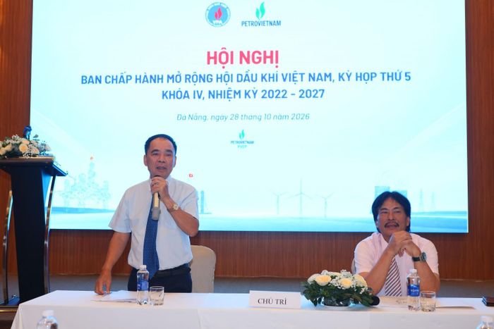Chủ trì hội nghị có TS Nguyễn Quốc Thập - Chủ tịch Hội và TS Nguyễn Hùng Dũng - Phó Chủ tịch kiêm Tổng Thư ký Hội DKVN.