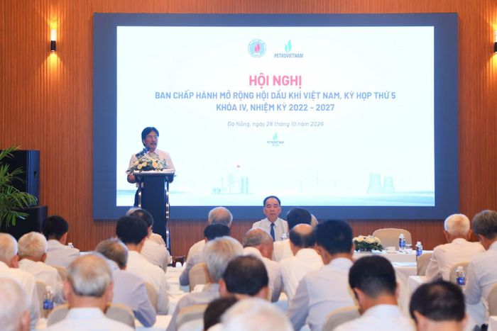 Anh hùng Lao động, TS Nguyễn Hùng Dũng - Phó Chủ tịch kiêm Tổng Thư ký Hội DKVN báo cáo về kết quả hoạt động của Hội