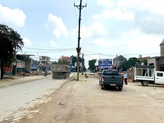 Khẩn trương di dời các hạng mục công trình, cột điện khỏi phạm vi dự án