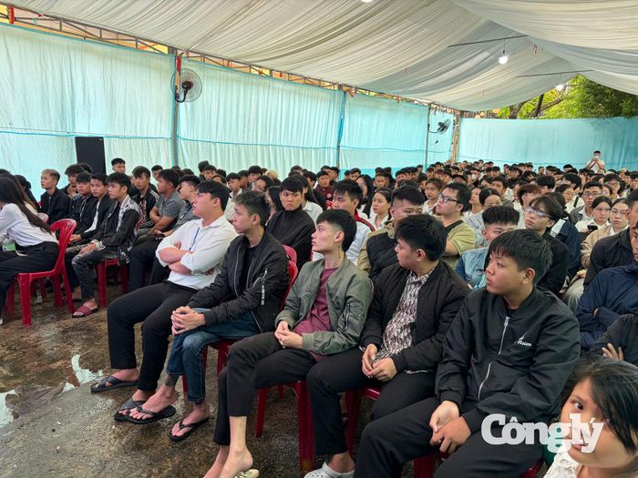 TAND TP Huế phối hợp với Công an TP Huế triệu tập 250 thanh thiếu niên trên địa bàn cùng với 30 sinh viên Trường đại học Luật, Đại học Huế tham dự nhằm tuyên truyền và giáo dục pháp luật.
