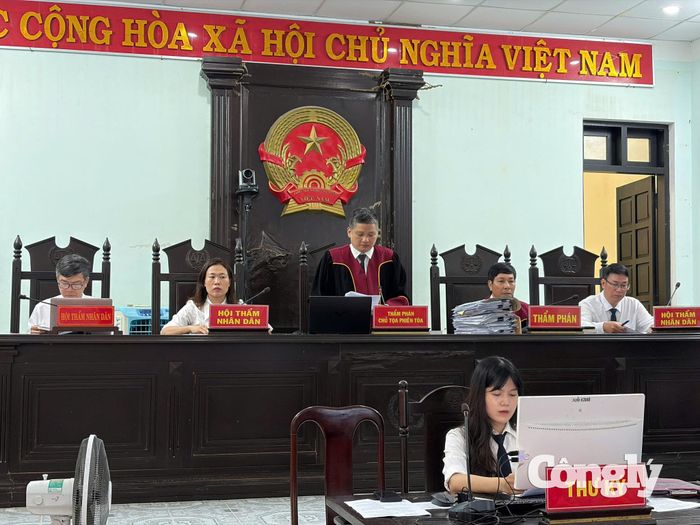 Thẩm phán chủ toạ phiên toà đọc quyết định đưa vụ án ra xét xử.
