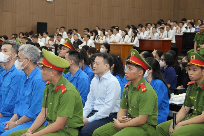 Bị cáo Nguyễn Hoà Bình cùng các bị cáo tại phiên tòa.