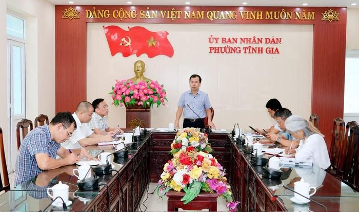 Chủ tịch UBND phường Tĩnh Gia, Đặng Văn Quang làm việc với cơ quan thuế