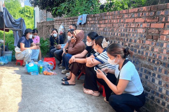 Phụ huynh Trường Tiểu học Hoài Đức lo lắng trước việc phát hiện nhiều vỏ bao bì thực phẩm in chữ nước ngoài tại khu vực tập kết rác gần bếp nấu.