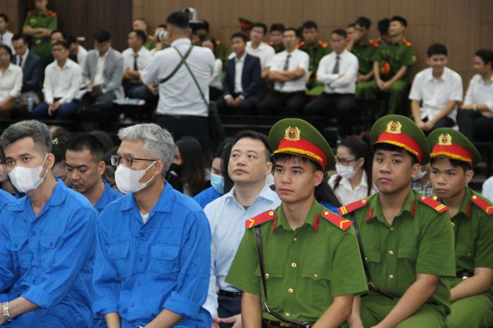 Bị cáo Nguyễn Hòa Bình cùng các bị cáo tại phiên tòa.