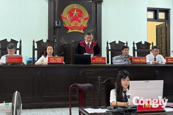 Hội đồng xét xử tại phiên tòa.
