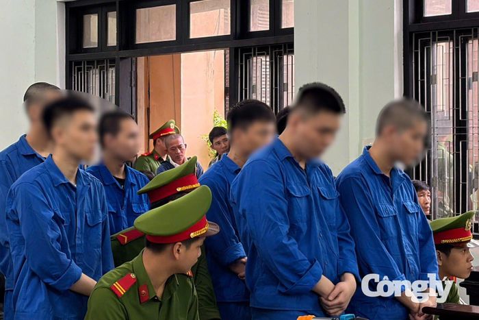 Các bị cáo lắng nghe bản luận tội của đại diện VKS tại phiên tòa.