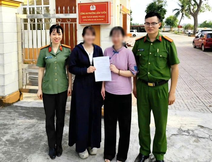 Công an phường Liêm Tuyền hỗ trợ chị Nguyễn Thị Vân trả lại toàn bộ số tiền hơn 2,9 tỷ đồng chuyển khoản nhầm.
