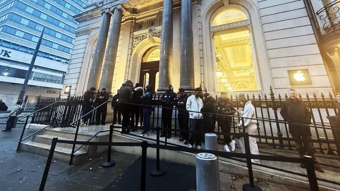 Xếp hàng bên ngoài cửa hàng Apple tại Birmingham, Vương quốc Anh. Ảnh: William Gallagher/AppleInsider