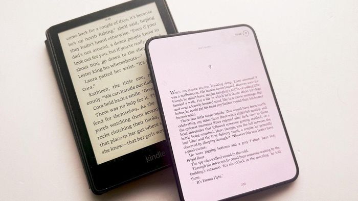 Phía sau: Kindle Paperwhite. Phía trước: iPhone Duo.