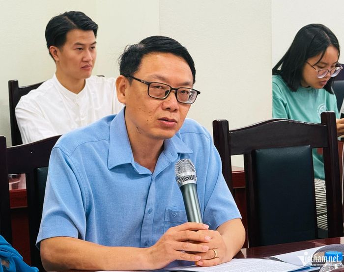 TS Nguyễn Hữu Thụ chia sẻ một số câu chuyện thực tế về sự đứt gãy thế hệ và bài toán truyền thừa. Ảnh: Bình Minh