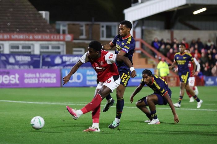 Bất ngờ xảy đến ở phút 21, Aaron Loupalo-Bi thoát xuống dứt điểm tung lưới Arsenal