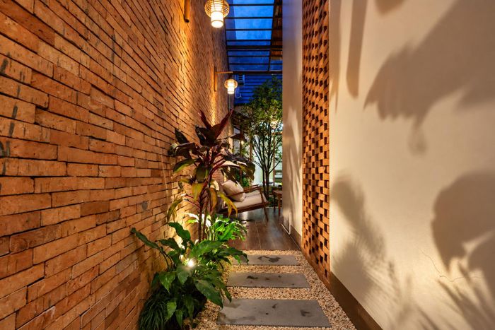 Khu vực sân trước, mái hiên và lối đi quanh nhà