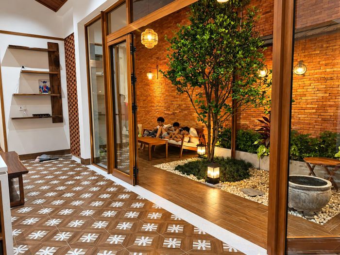 Góc sân và khoảng vườn nhỏ là nơi thư giãn yêu thích của các thành viên