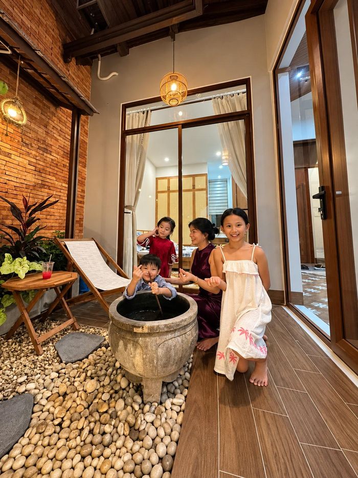 Ngôi nhà ấm cúng với mặt tiền nổi bật giữa các công trình xung quanh, là nơi gắn kết các thế hệ, đón những thành viên xa quê trở về