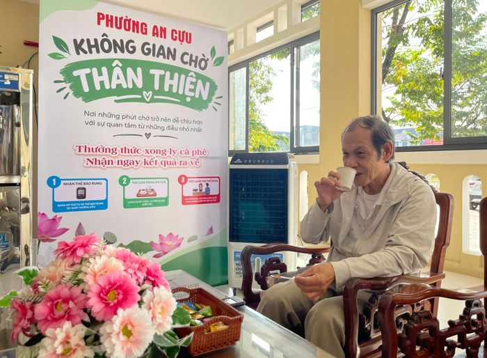 Ông Hoàng Đình Phi ngồi uống cà phê trong lúc chờ cán bộ xử lý hồ sơ. Ảnh: Lê Bằng