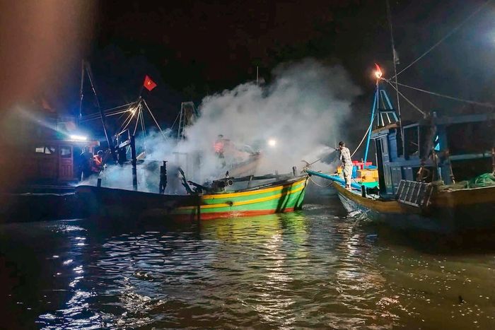 Hỏa hoạn không gây thương vong về người, nhưng khiến tàu cá cháy đen, hư hỏng. Ảnh: Phú Ngọc