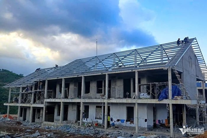 Tại Trường Phổ thông nội trú liên cấp TH và THCS Dân Hóa, hiện còn 10 khối nhà đang thi công phần mái. Ảnh: Phạm Tiến