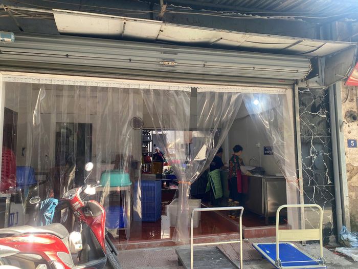 Bếp ăn của Công ty TNHH Mai Phương - đơn vị cung cấp suất ăn bán trú cho Phân hiệu Di Trạch của Trường Tiểu học Hoài Đức. Ảnh: T.N