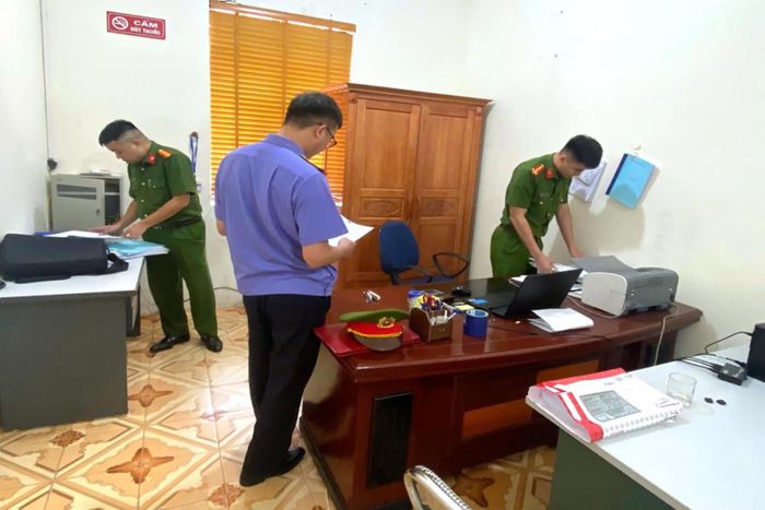 Lực lượng chức năng khám xét nơi làm việc của bị can Hoàng Thị Lý. Ảnh: Công an tỉnh Lạng Sơn