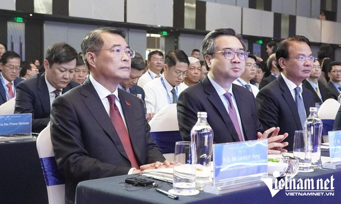 Thủ tướng Lê Minh Hưng tham dự phiên toàn thể cấp cao trong khuôn khổ Diễn đàn Kinh tế mùa thu 2026. Ảnh: Phước Sáng
