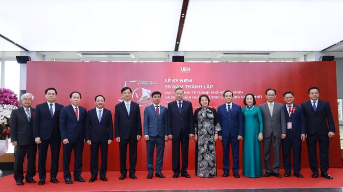 Lãnh đạo Đảng và Nhà nước dự Lễ kỷ niệm 50 năm thành lập ĐH Kinh tế TPHCM. Ảnh: BTC
