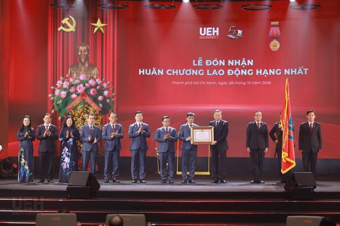 Tổng Bí thư, Chủ tịch nước Tô Lâm trao tặng Huân chương Lao động hạng Nhất cho ĐH Kinh tế TPHCM. Ảnh: BTC