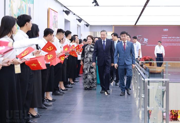 Tổng Bí thư, Chủ tịch nước Tô Lâm xem triển lãm Hành trình 50 năm phát triển của ĐH Kinh tế TPHCM. Ảnh: BTC