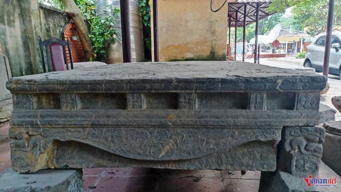 Sập có niên đại khoảng cuối thế kỷ XVI, đầu thế kỷ XVII thời Lê Trung Hưng (1533 - 1789), trang trí có nhiều nét giống sập đá ở đền thờ Đinh Tiên Hoàng tại Khu di tích lịch sử văn hóa Cố đô Hoa Lư.