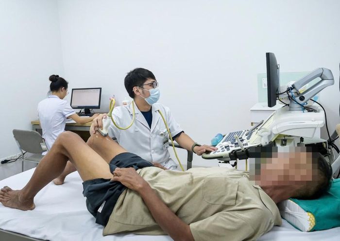 Người bệnh khám xương khớp tại BV Bạch Mai. Ảnh: P.Thúy.