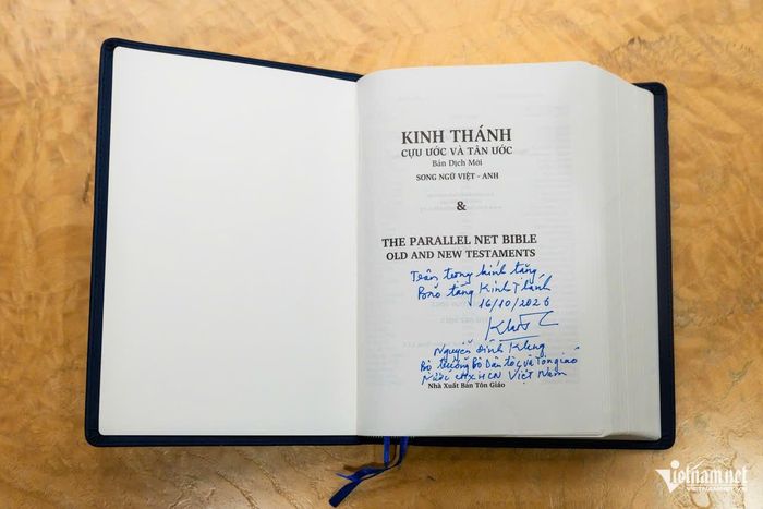Bộ trưởng Nguyễn Đình Khang ký và trao tặng sách Kinh thánh song ngữ Việt - Anh cho Bảo tàng Kinh thánh tại thủ đô Washington, DC.