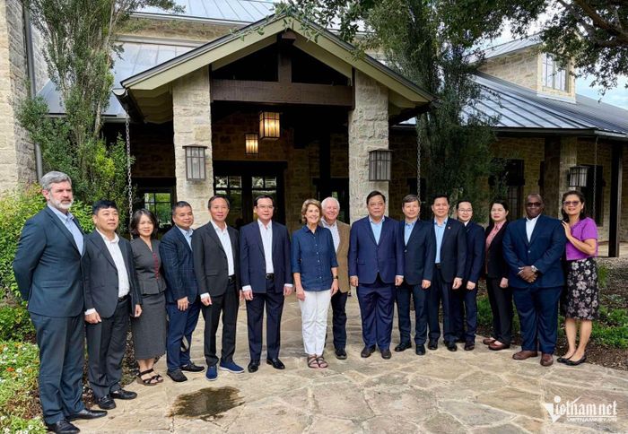 Đoàn công tác chụp ảnh với ông Bill Holmes, người sáng lập và điều hành tổ chức Vietnamese Bible Inc