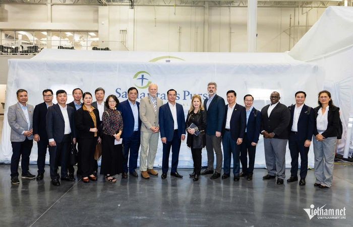 Đoàn chụp ảnh lưu niệm cùng Ban lãnh đạo Tổ chức Samaritan’s Purse tại thành phố North Wilkesboro.