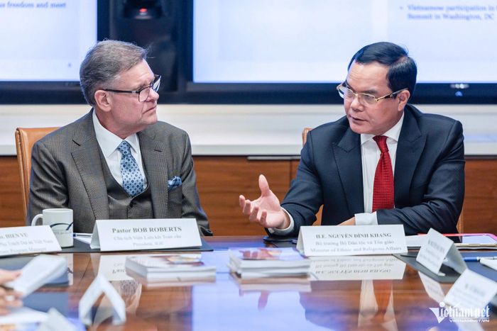 Bộ trưởng Nguyễn Đình Khang (bên phải) và Mục sư Bob Robert, Chủ tịch Viện Liên kết Toàn cầu trong buổi làm việc tại trụ sở của Viện Liên kết toàn cầu, Washington, DC.