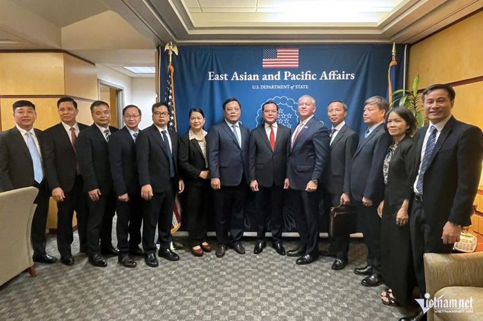 Đoàn công tác chụp ảnh lưu niệm cùng ông Michael George DeSombre, Trợ lý Ngoại trưởng tại trụ sở Bộ Ngoại giao Hoa Kỳ.