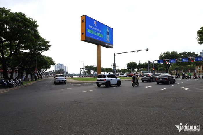 Khu đất thuộc trụ sở UBND quận Hải Châu cũ có vị trí đắc địa sát bên cầu Rồng và giao lộ trung tâm thành phố Nguyễn Văn Linh - Trần Phú - Trưng Nữ Vương.