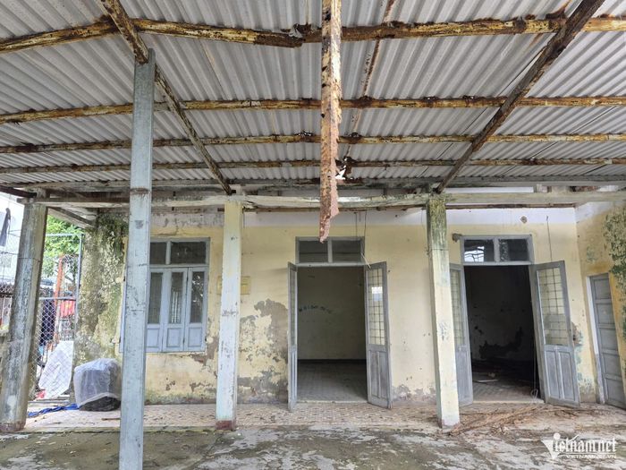 Trường Mầm non Họa My - cơ sở 3, tại số 7 Nại Nghĩa 5, được đưa vào danh mục cho thuê với mục đích làm công trình giao thông, gồm kho bãi, nhà để xe ô tô, bãi đỗ xe hoặc kết hợp chăm sóc xe. Theo ghi nhận của phóng viên, công trình hiện bỏ hoang, có dấu hiệu xuống cấp.