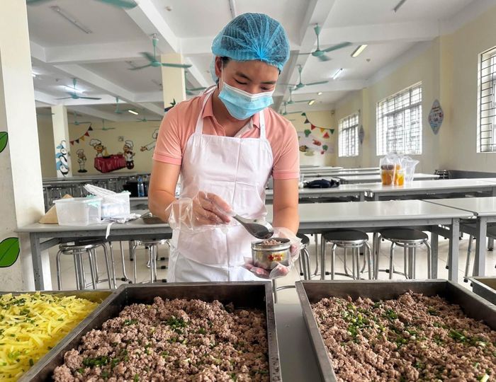Nhà ăn bán trú tại một trường tiểu học ở Hà Nội. Ảnh: Ngô Thảo