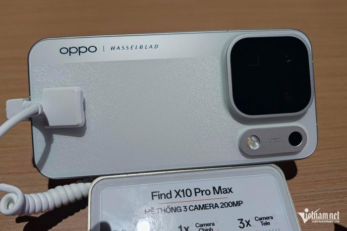 Mặt lưng của Find X10 Pro Max với 3 camera độ phân giải 200 MP. Ảnh: Lê Mỹ