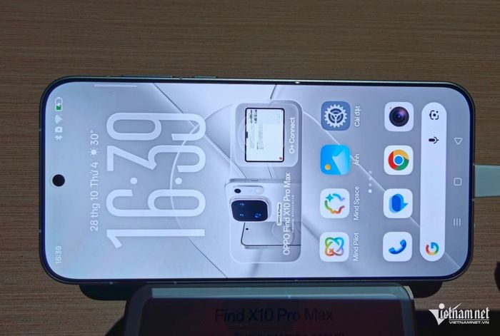 FInd X10 Pro Max có màn hình kích thước 6,78 inch, nằm trong nhóm smartphone đầu tiên hỗ trợ dải màu BT.2020. Ảnh: Lê Mỹ