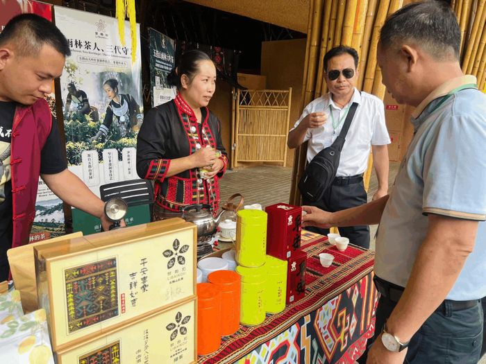 Du khách thưởng thức trà ở thôn Mao Nạp