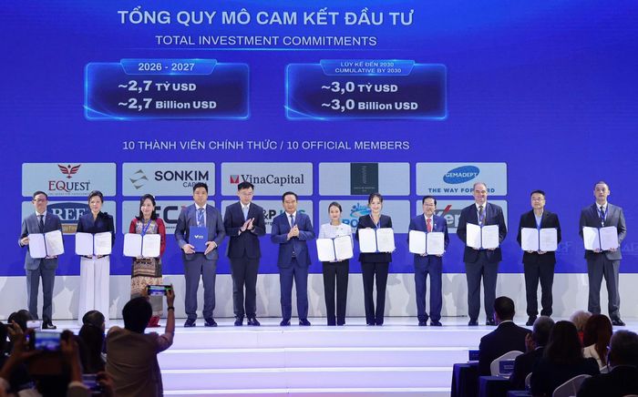 Chủ tịch UBND TPHCM Nguyễn Văn Được, Phó Chủ tịch UBND TPHCM Trương Minh Huy Vũ trao giấy chứng nhận 10 thành viên đầu tiên của VIFC-HCMC. Ảnh: BTC.