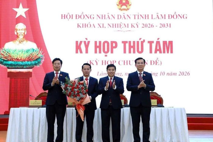 Lãnh đạo tỉnh chúc mừng ông Nguyễn Bá Út (thứ 2 từ trái qua). Ảnh: LP