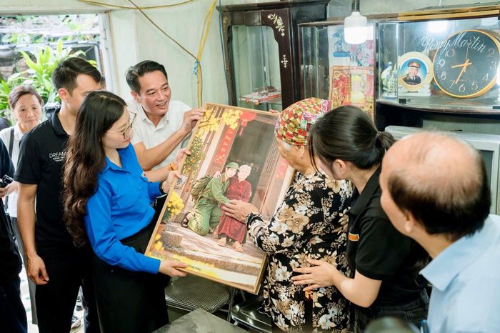 Thành đoàn TP Hải Phòng cùng các đơn vị phối hợp đã trực tiếp đến thăm hỏi, trao di ảnh phục dựng cho Mẹ Việt Nam Anh hùng Nguyễn Thị Nhỡ ở xã An Quang