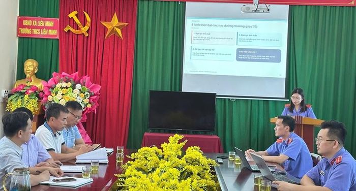 Thành viên Tổ tuyên truyền VKSND khu vực 3 tuyên truyền pháp luật đến thầy, cô và các em học sinh.