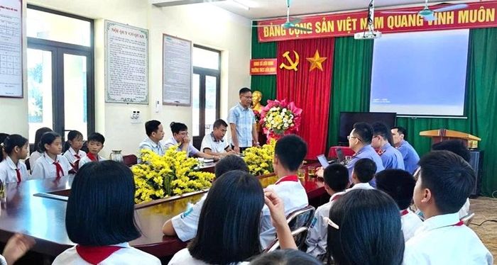 Đồng chí Đoàn Đức Hảo, Hiệu trưởng Trường THCS Liên Minh phát biểu.