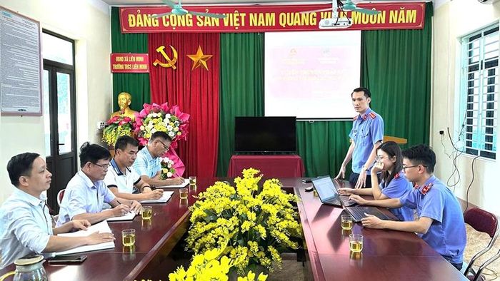 Đồng chí Lê Trung Kiên, Phó Viện trưởng VKSND khu vực 3 phát biểu tại buổi tuyên truyền.