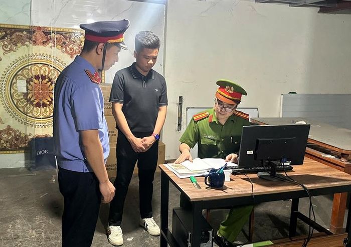 Kiểm sát viên kiểm sát việc khám xét nơi làm việc của bị can.